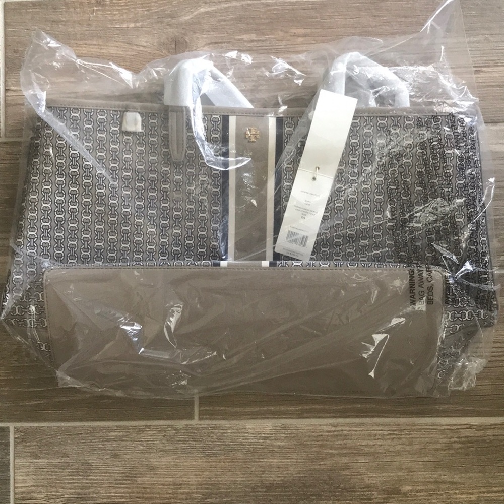 🔅SOLD 🔅Tory Burch Gemini Link Tote - Picture 6 of 8